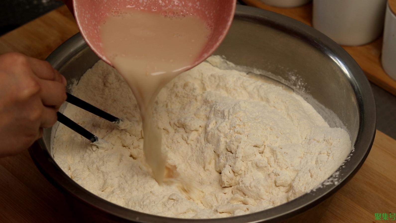 蒸馒头,只加酵母就错了,牢记这3个技巧,馒头蓬松暄软不塌陷