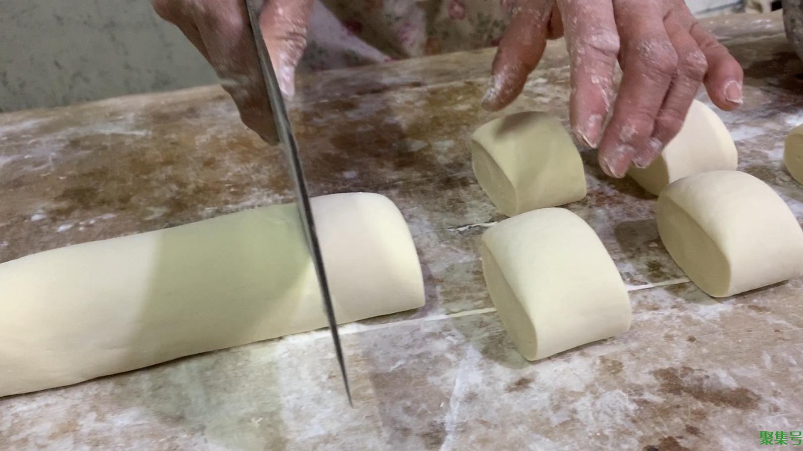 蒸馒头,只加酵母就错了,牢记这3个技巧,馒头蓬松暄软不塌陷