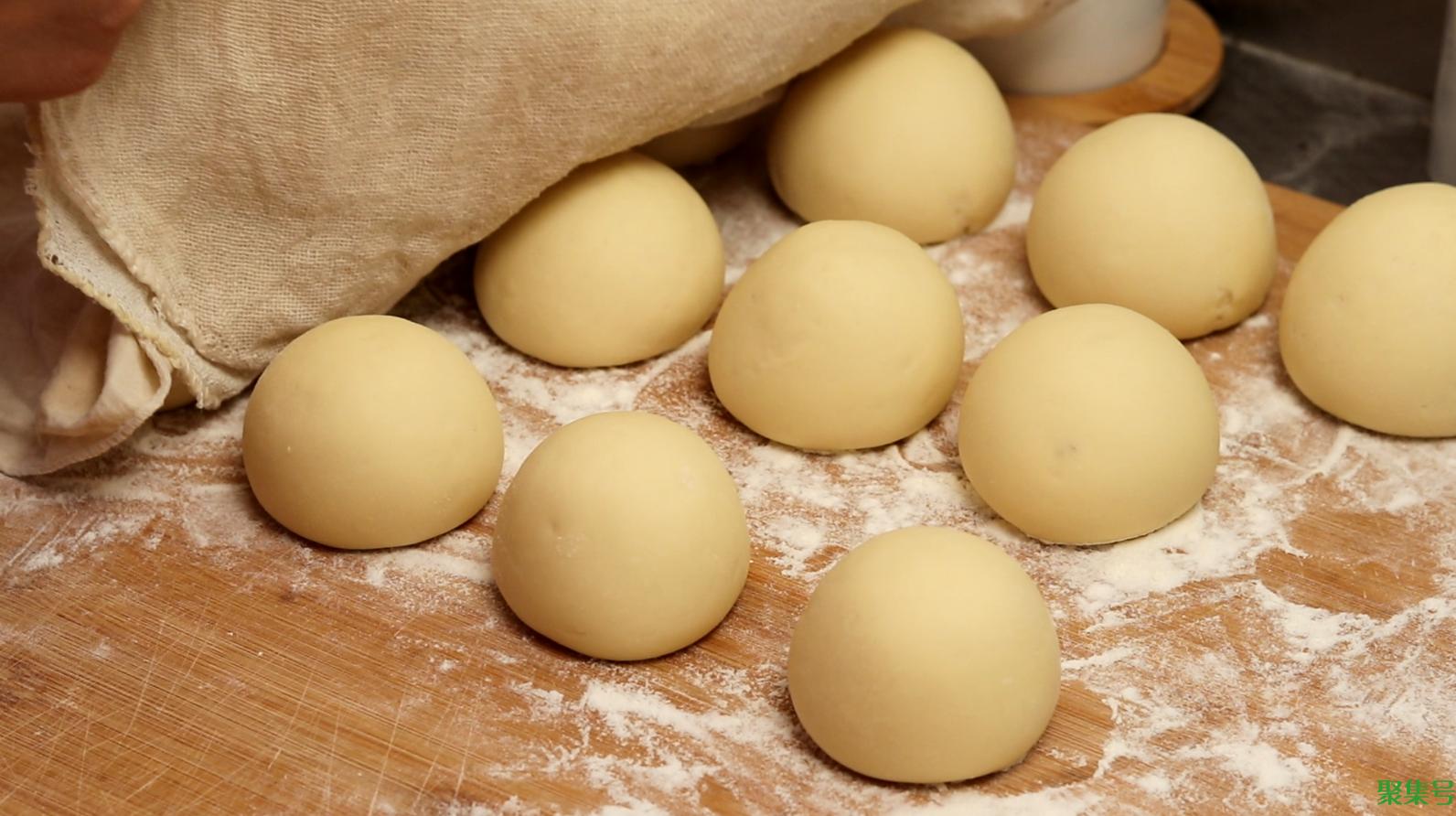 蒸馒头,只加酵母就错了,牢记这3个技巧,馒头蓬松暄软不塌陷