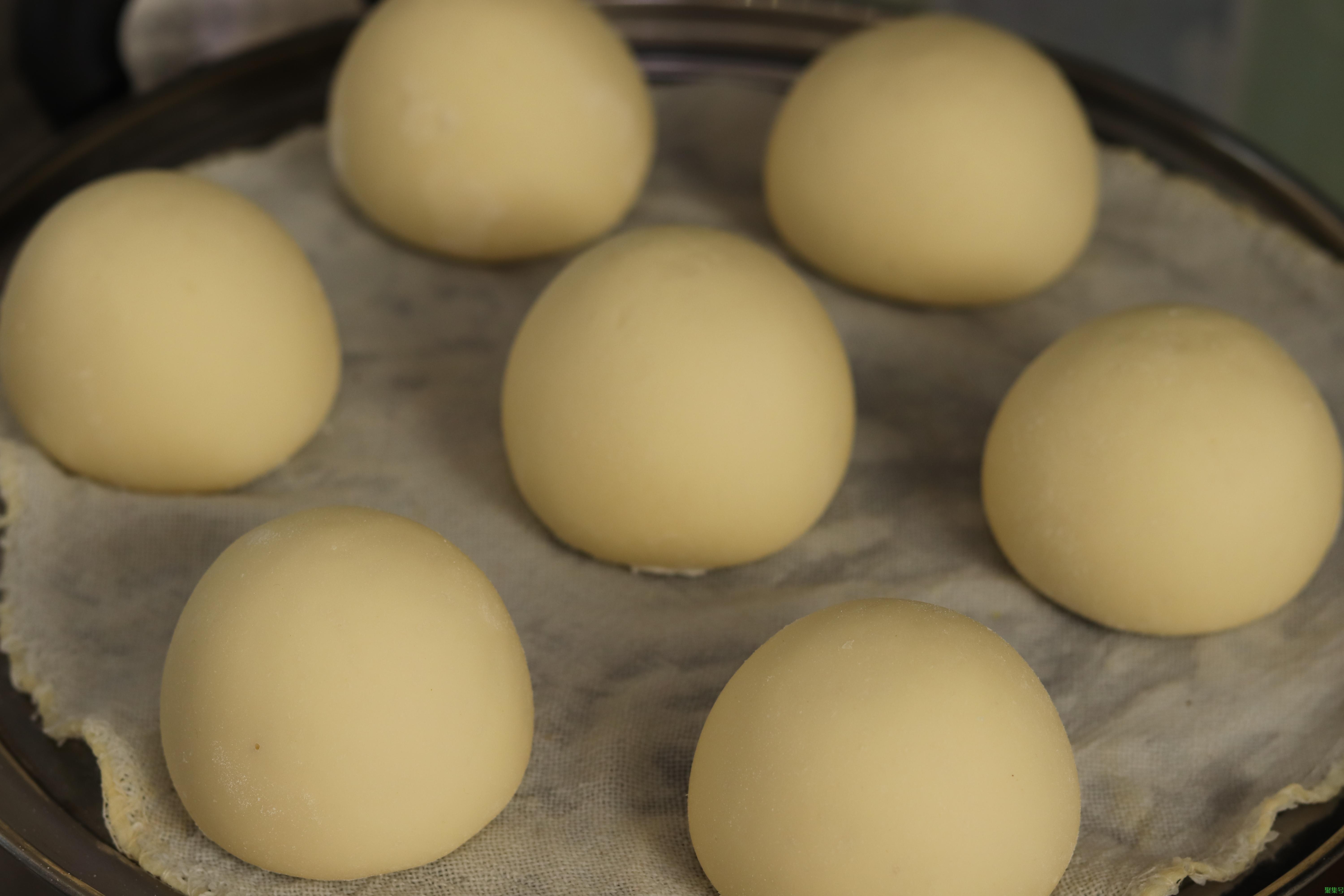 蒸馒头,只加酵母就错了,牢记这3个技巧,馒头蓬松暄软不塌陷