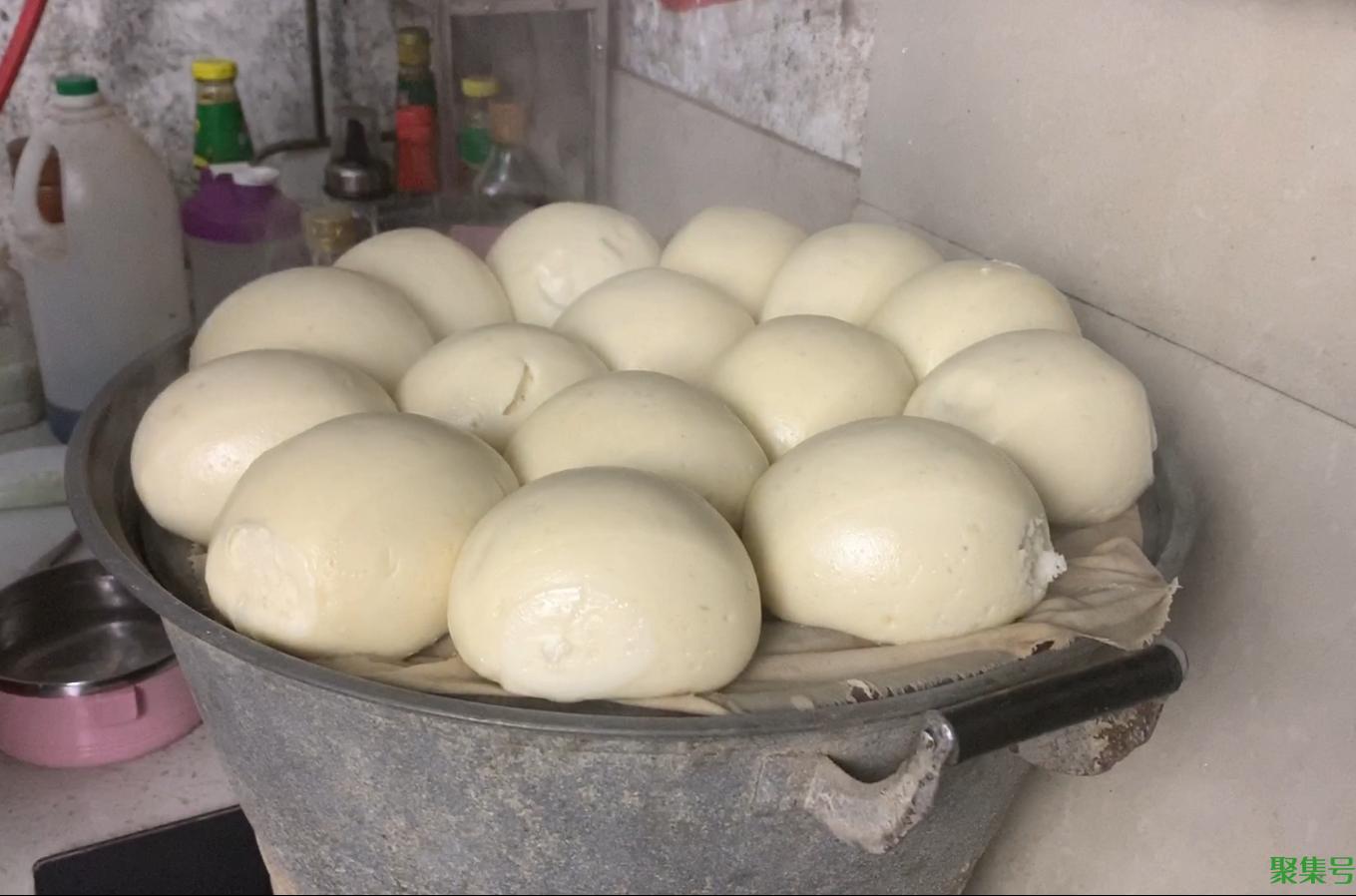 蒸馒头,只加酵母就错了,牢记这3个技巧,馒头蓬松暄软不塌陷
