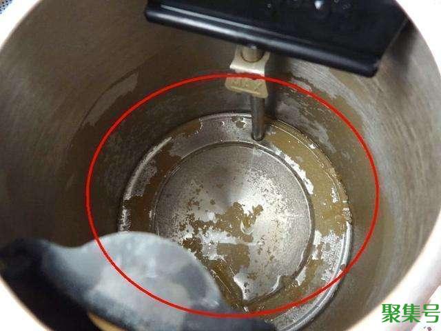 电水壶有“黄垢”,烧水慢还不健康,用这3招,水垢迅速溶解!