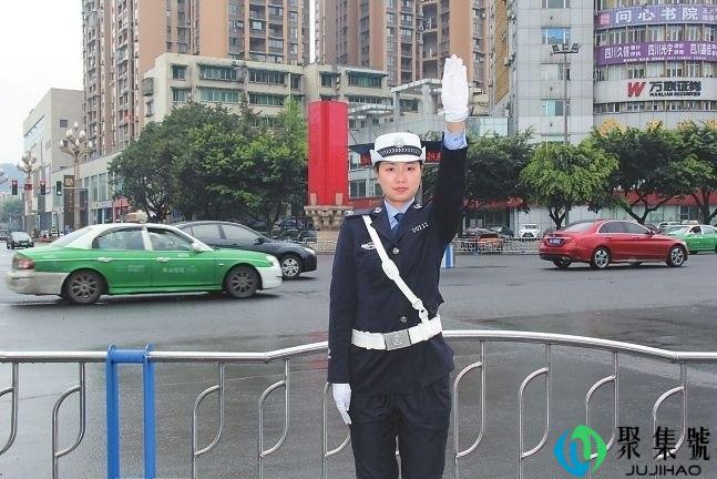 交警左手高高举起是什么意思