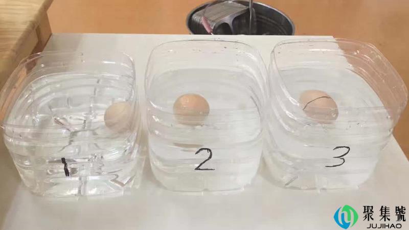 为什么鸡蛋能在盐水里浮起来