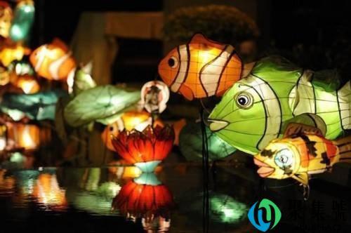 灯旁失神人偏头笑情深是什么意思