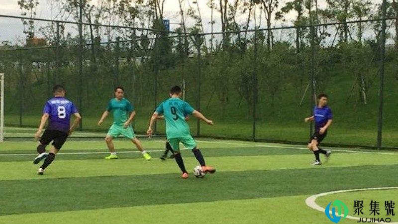 足球术语中的带球过人是什么意思