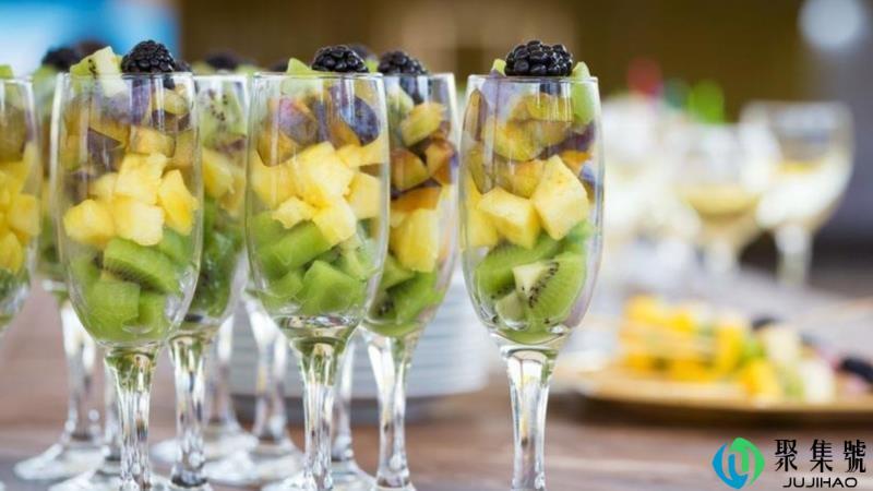 酒杯里放水果什么意思