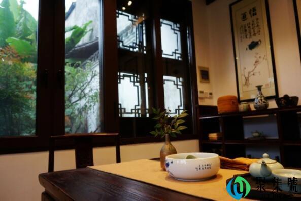 无需暖风闲作伴,暗角萦香久不散的意思