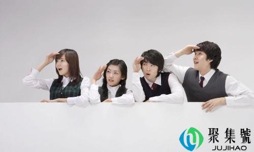 一个男生总是偷偷看你什么意思