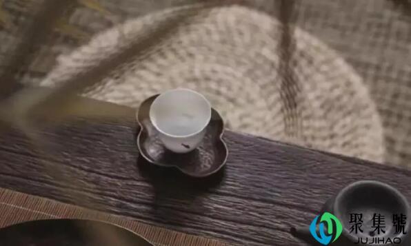 有缘伴君三杯酒,相逢一笑齿留香的意思