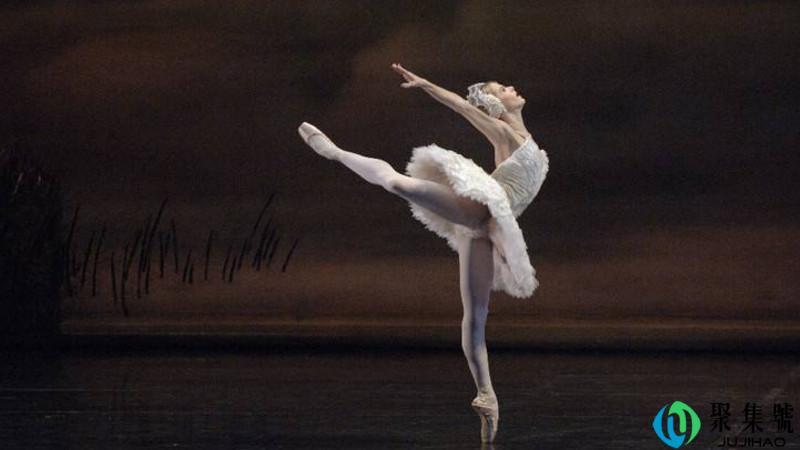 芭蕾舞的两个基础的训练动作是什么