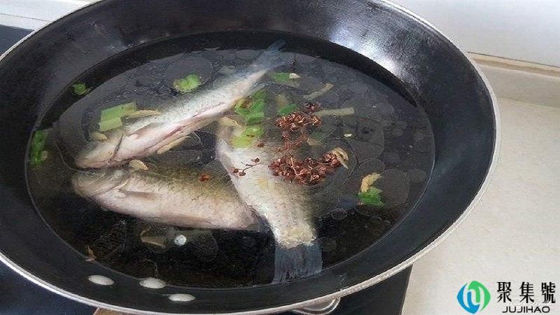 鲫鱼汤放冷水还是开水