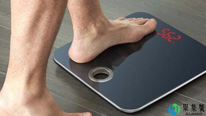 晚上称体重比早上重几斤