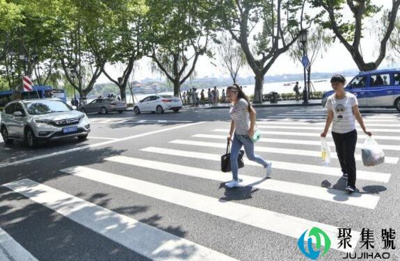 机动车礼让行人的标准