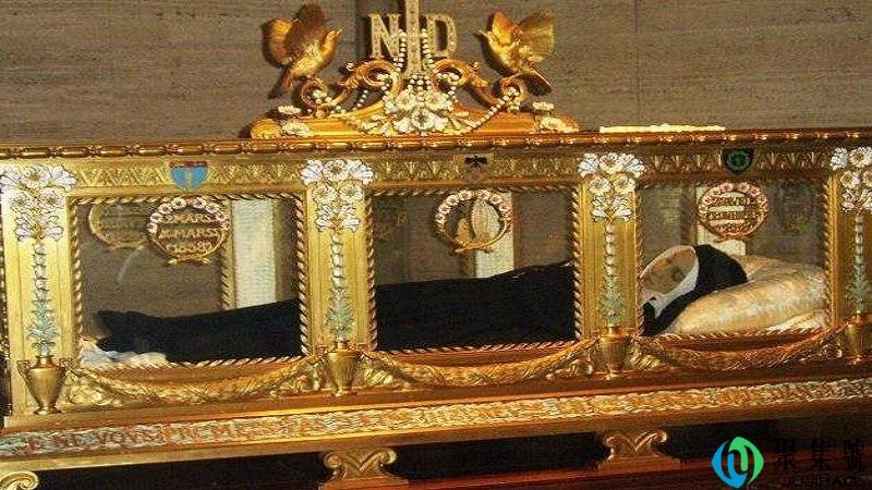 贝尔纳黛特是蜡像吗