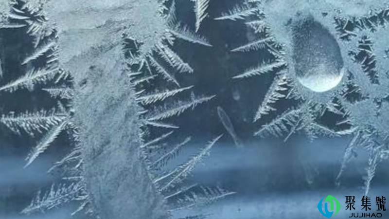 窗户上的小冰花是怎么来的