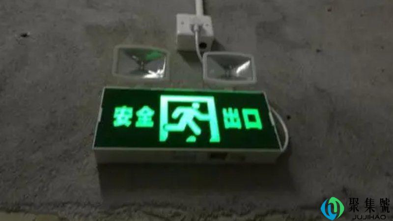 灯光疏散标志应设置在安全出口和疏散门的什么位置