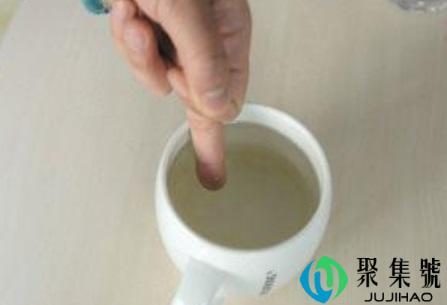 手上沾了强力胶怎么办