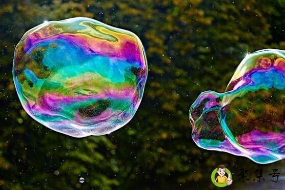 肥皂泡呈现彩色的原因