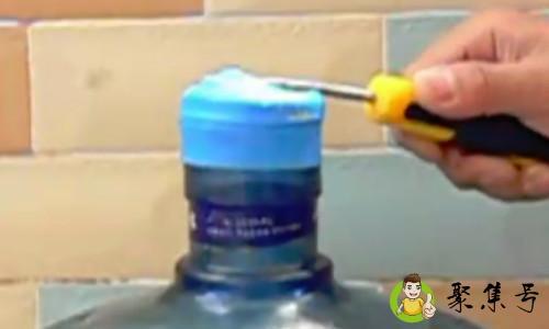 纯净水桶外盖怎么拿掉