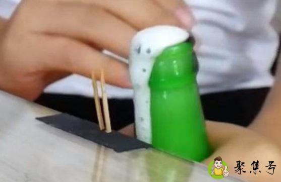 牙签开啤酒瓶盖技巧