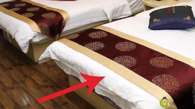 酒店的床上为什么都会放一块布