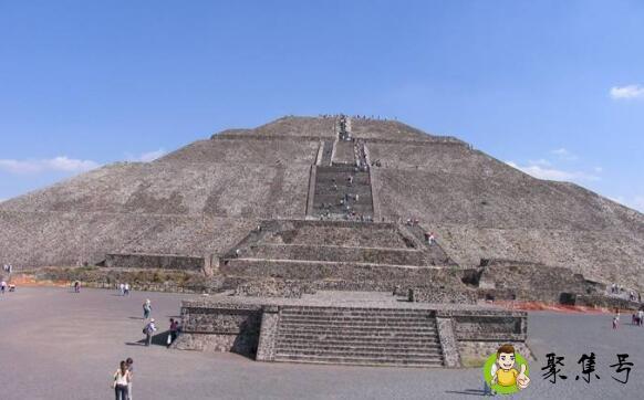 太阳金字塔坐落在哪个国家