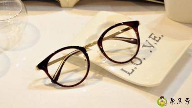 眼镜往下滑应该调哪里