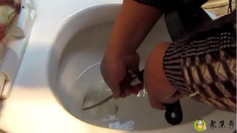 火碱通马桶能烧坏下水道吗