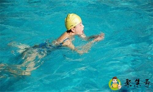 蛙泳呼吸的正确方式