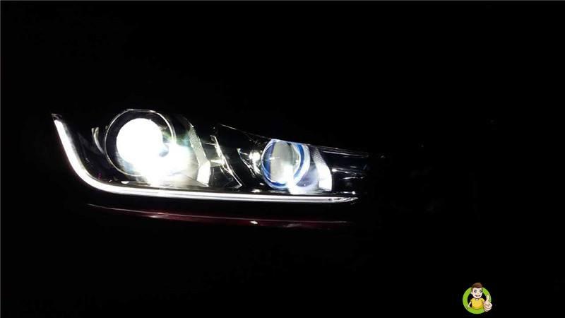 下暴雨开车开什么灯