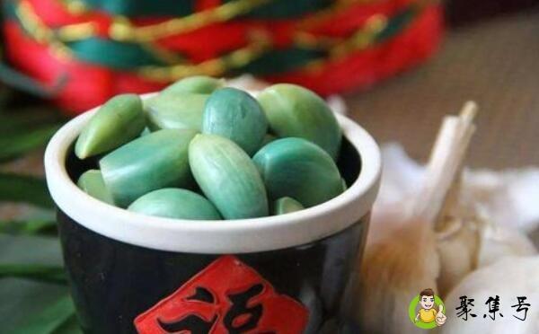 腊八蒜变绿后又褪色了的原因