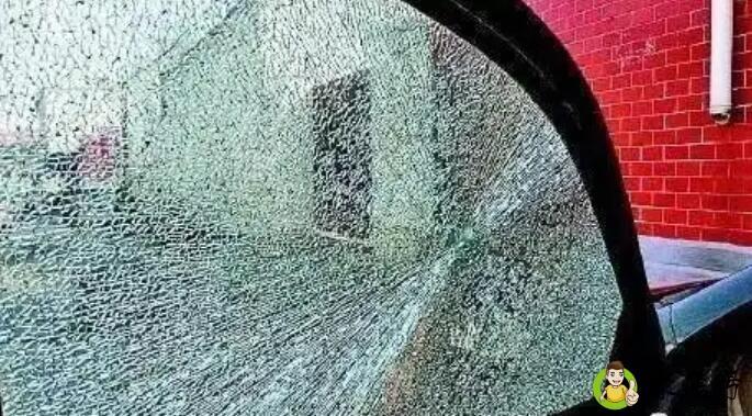 塑料脸盆把汽车挡风玻璃碰了一下,玻璃有损害吗