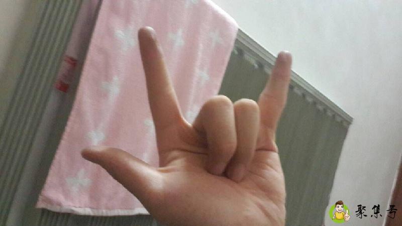 中指和无名指弯曲的手势是什么意思