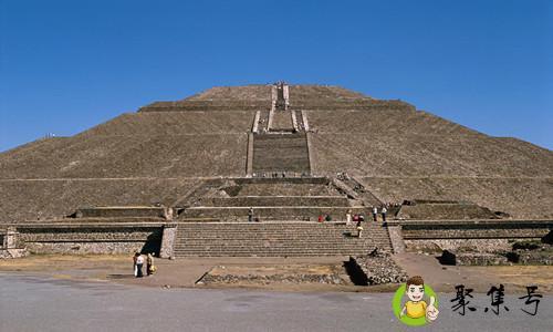 太阳金字塔坐落在哪里