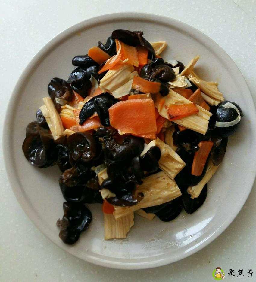 炒木耳能放大蒜吗