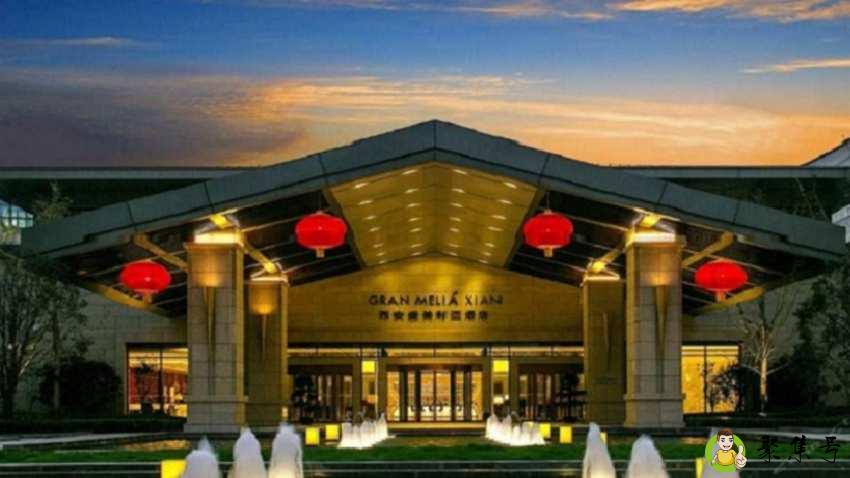 酒店单人床为什么放两个枕头