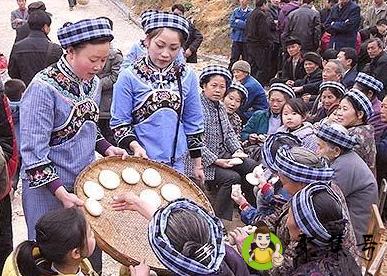 布依族的风俗和文化，做糍粑是布依族春节习俗