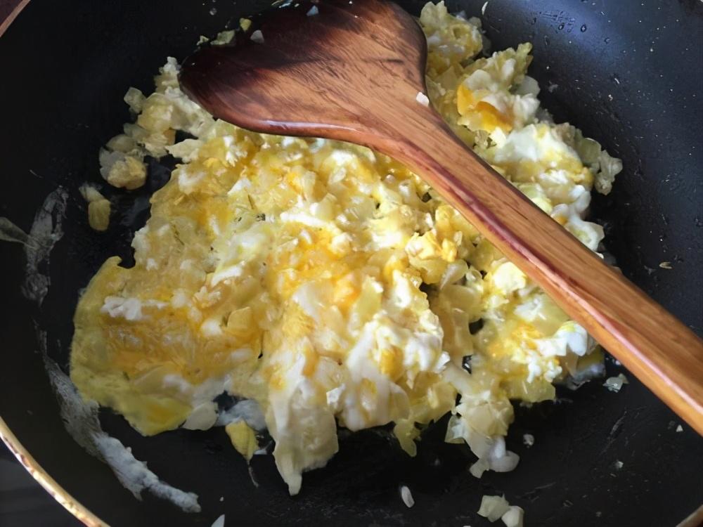 老咸菜别再拌着吃，加2鸡蛋，简单一做，比红烧肉还下饭解馋