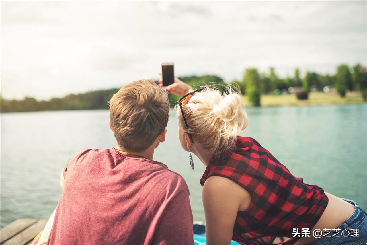 女孩摸男孩头代表什么？女孩子触碰男孩子身体啥意思？